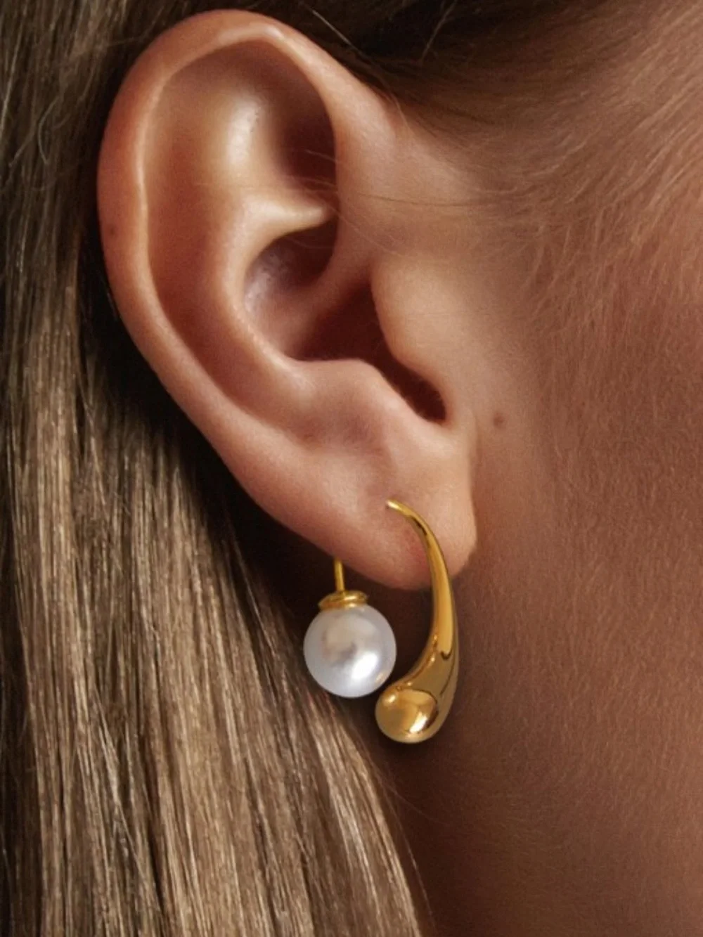 377. 18K gold pearl hoop earring